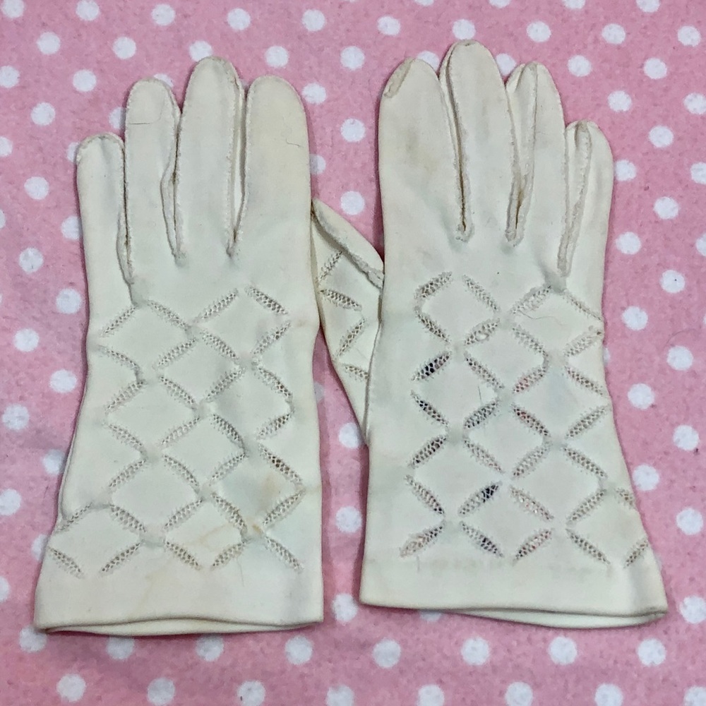 Vintage “Crescendoe” White wrist gloves 6 1/2
